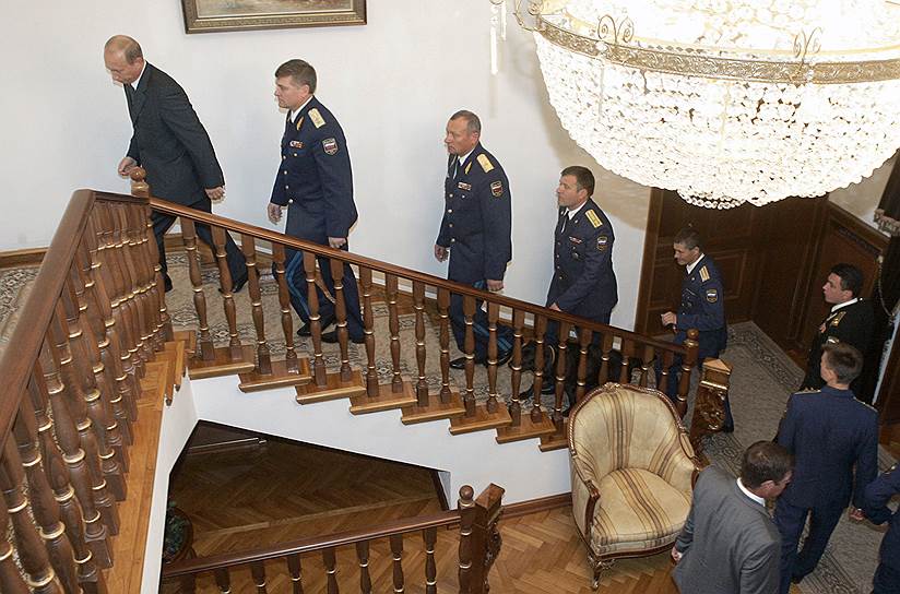 Президент Владимир Путин с участниками учений дальней авиации ВВС. Сочи, 2005 год