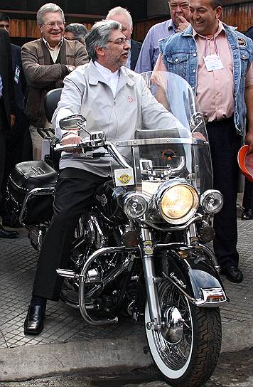 Кандидат в президенты Парагвая Фернандо Луго. Асунсьон, 2008 год 
