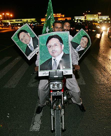 Сторонники президента Пакистана Первеза Мушаррафа. Исламабад, 2007 год 

