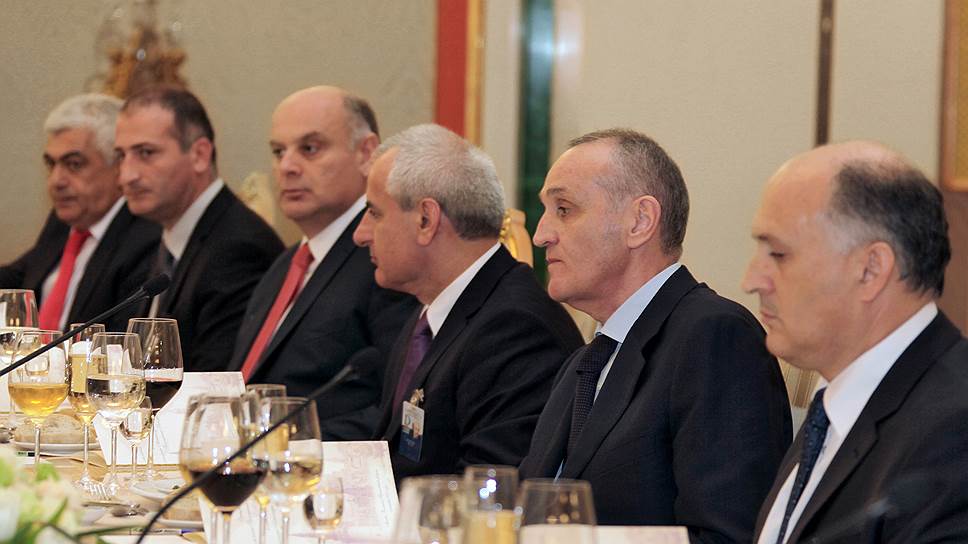 Экс-глава Службы безопасности Абхазии Аслан Бжания (второй справа) уверен, что стране необходима добыча нефти и выборы глав местных администраций народными собраниями 
