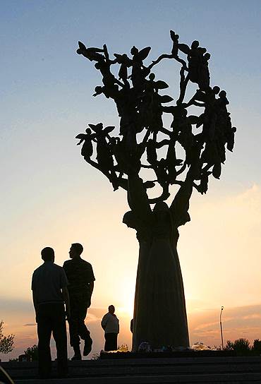 &quot;Древо скорби&quot;, установленное в память о погибших в Беслане на кладбище &quot;Город ангелов&quot;  
