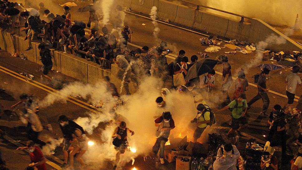 Полиция в Гонконге применила спецсредства против демонстрантов впервые за долгие годы 
