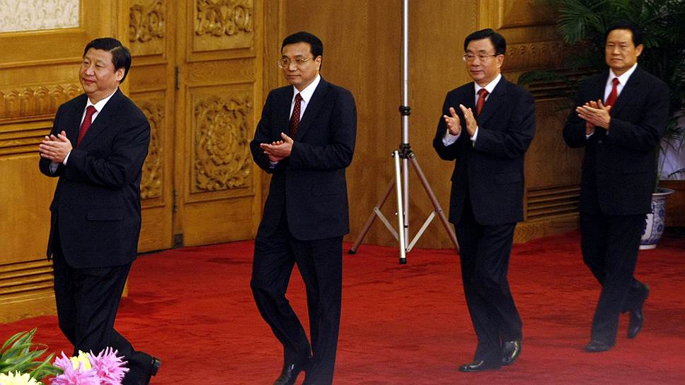 Несмотря на усилия Си Цзиньпина (крайний слева), пленум Компартии так и не принял решения о судьбе опального Чжоу Юнкана (крайний справа)