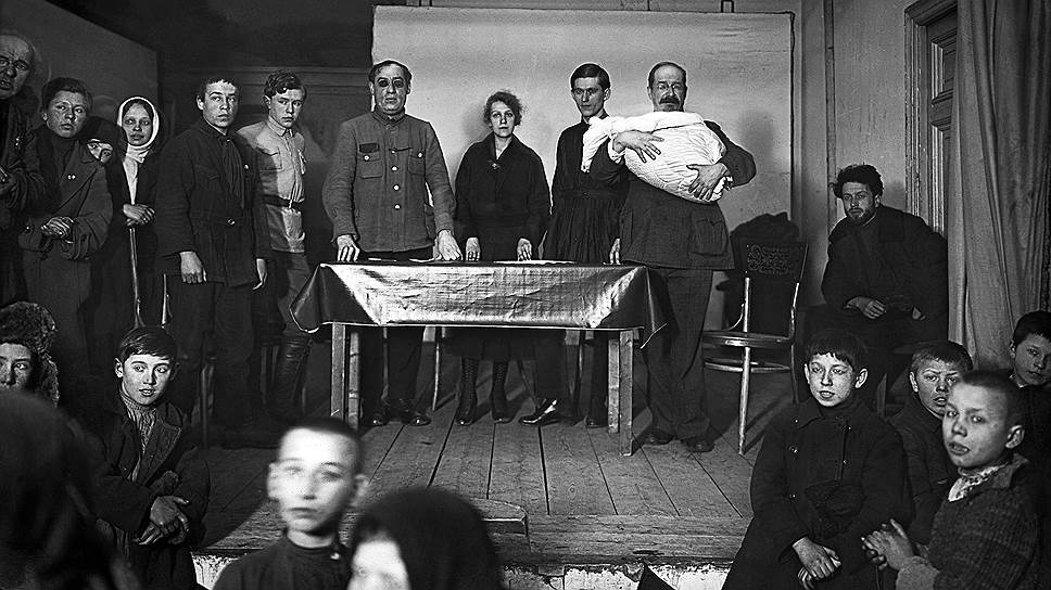 В качестве революционного крестного отца младенца мог выступать даже крестный отец пролетарской культуры нарком А. В. Луначарский (на фото -- с ребенком на руках, Москва, 1924 год) 