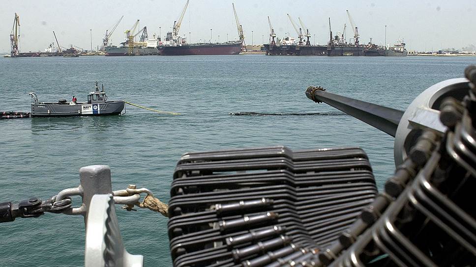 Американские военные корабли в порту Мина-Салман (на фото) теперь будут соседствовать с британскими авианосцами и эсминцами 
