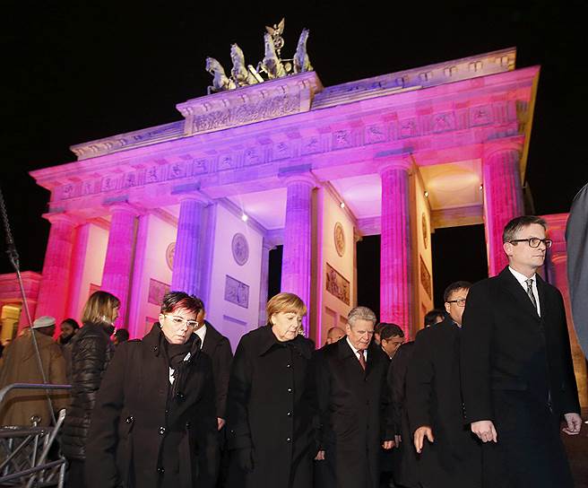 Приняв участие в митинге у Бранденбургских ворот, канцлер Германии Ангела Меркель и президент Германии Йоахим Гаук предпочли толерантность расизму 
