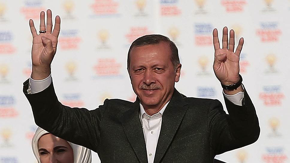 Осенью 2011 года тысячи сторонников египетской революции приветствовали Эрдогана как лидера всего мусульманского мира 
