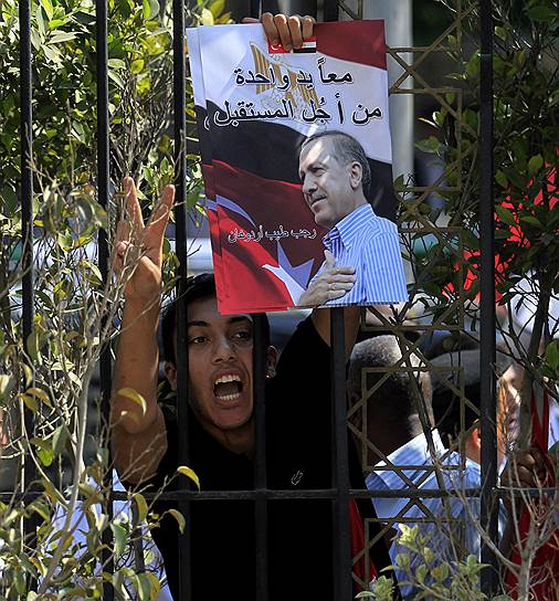 Реджеп Тайип Эрдоган приветствует своих сторонников жестом исламистов 
