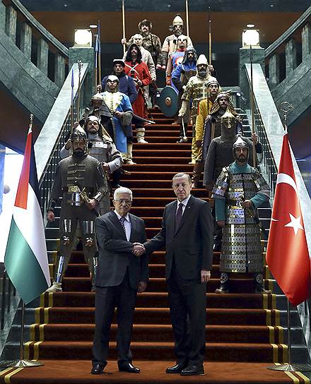 Палестинского лидера Махмуда Аббаса президент Турции Реджеп Тайип Эрдоган встречал в сопровождении приветственного караула, переодетого в военную форму исторических тюркских государств 
