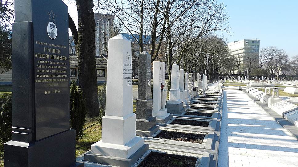 Совсем рядом с могилами советских воинов, на венгерской части Керепеши, можно увидеть могилы борцов за освобождение Венгрии от советского режима