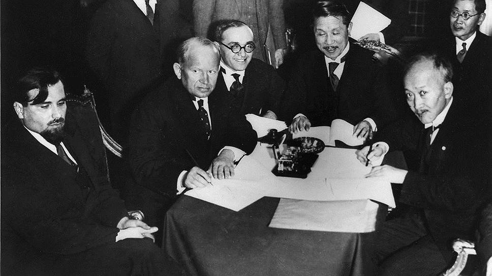 Договор о продаже КВЖД стал продуктом долгого и упорного несогласия сторон (на фото — переговоры в МИД Японии, 1935 год) 
