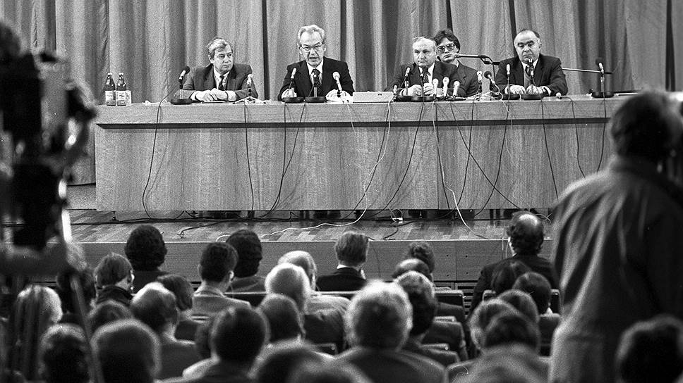 В сентябре 1984 года журналист Олег Битов (второй слева) рассказал на московской пресс-конференции, как был контрабандирован спецслужбами в Британию, но умолчал о подробностях обратного самоконтрабандирования 
