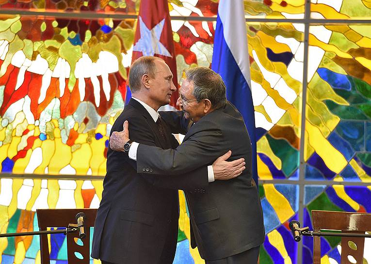 Владимир Путин и председатель Государственного совета и совета министров Республики Куба Рауль Кастро во время рабочего визита президента России на Кубу 
