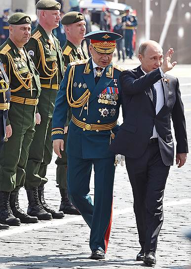 Президент России Владимир Путин и министр обороны России Сергей Шойгу во время военного парада на Красной площади, посвященного 70-летней годовщине победы в Великой Отечественной войне 
