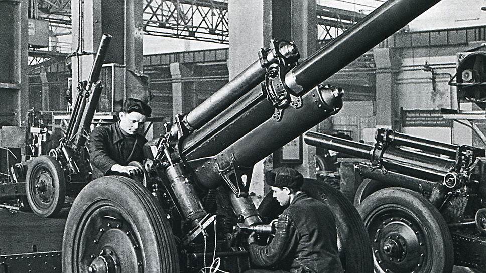 Выпускаемая на Уралмашзаводе 122-миллиметровая гаубица М-30, прозванная фронтовиками &quot;матушкой&quot;, стала лучшим орудием такого класса Второй мировой войны 
