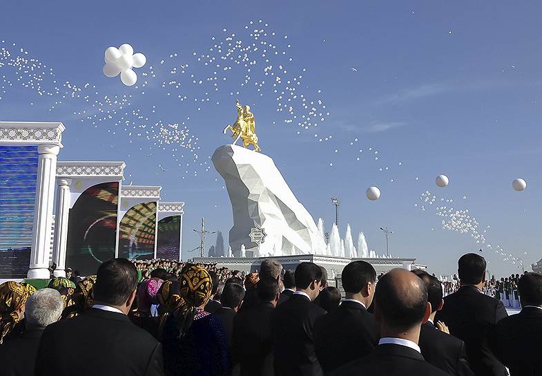 Торжественная церемония открытия памятника президенту Туркменистана Гурбангулы Бердымухамедову 

