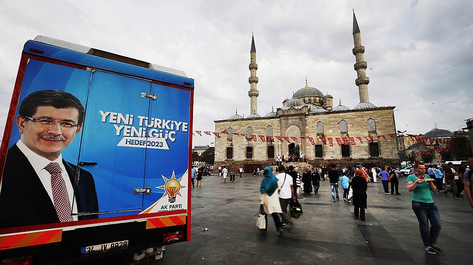 С агитационных билбордов голосовать за правящую партию все чаще призывает не Реджеп Тайип Эрдоган, а премьер-министр Турции и нынешний председатель ПСР Ахмет Давутоглу 
