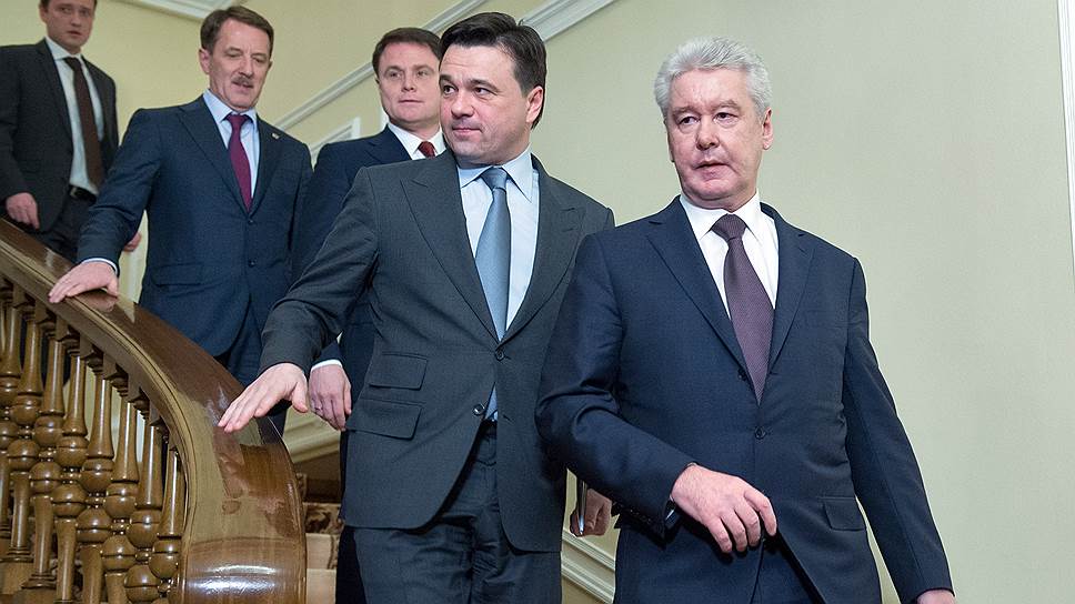 Губернатор Московской области Андрей Воробьев (второй справа) несколько лет подряд опускался вниз в рейтинге самых высокооплачиваемых губернаторов и по итогам 2014 года не попал в топ-10 
