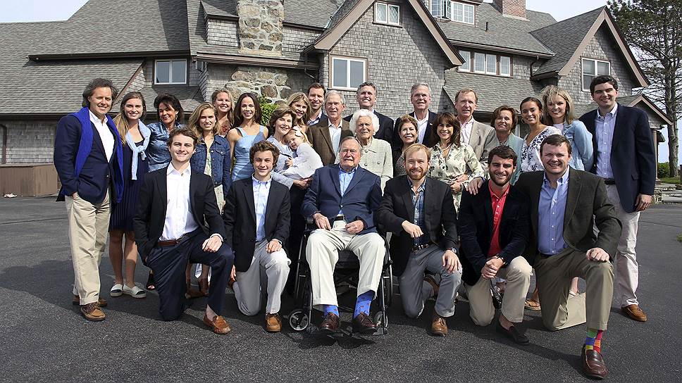 Помимо 41-го, 43-го и, возможно, 45-го президентов США на этой фотографии также могут быть изображены 50-й или 62-й (семья Буш на праздновании 90-летия бывшей первой леди Барбары Буш) 
