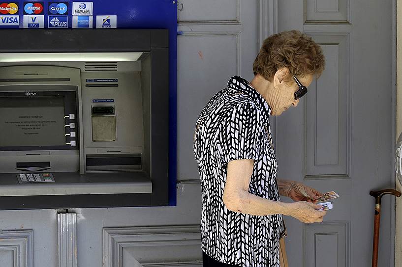 Греция — не первая страна Европы, столкнувшаяся с проблемой нехватки наличных денег для населения 
