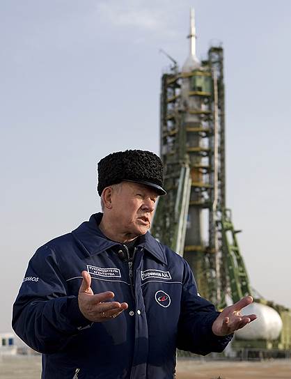 Несмотря на растущее финансирование, Федеральным космическим агентством (Роскосмос) под руководством Анатолия Перминова срывались сроки создания спутников и откладывалось завершение формирования орбитальной группировки ГЛОНАСС 
