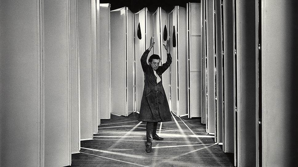 Луиз Буржуа внутри инсталляции &quot;Логово на шарнирах&quot; в 1986 году 
