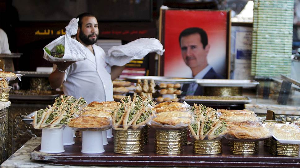Жители контролируемых ИГ районов Сирии устают от жестких правил и постоянного страха и надеются на возвращение прежней мирной жизни (на фото — продавец сладостей в Дамаске)