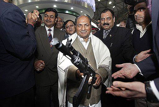 За последние годы (на фото — министр обороны Индии изучает российское оружие на выставке в Дели, 2010 год) военно-техническое сотрудничество двух стран в целом не претерпело количественных изменений 
