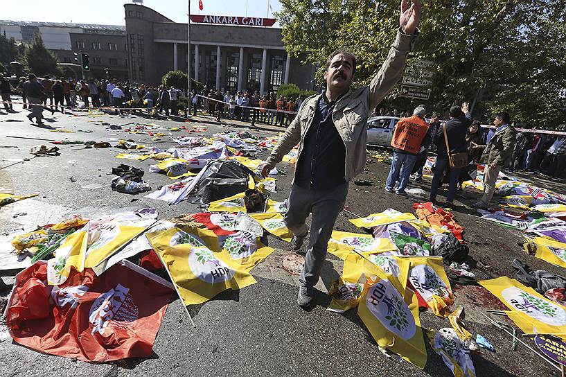 Оппозиция обвинила партию власти в попытке политизировать последствия теракта, произошедшего 10 октября в Анкаре (на фото) 
