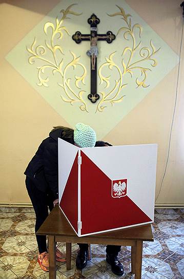 Чуть менее 40% избирателей из общего числа проголосовавших на выборах в Сейм хотят видеть Польшу более правоконсервативной 
