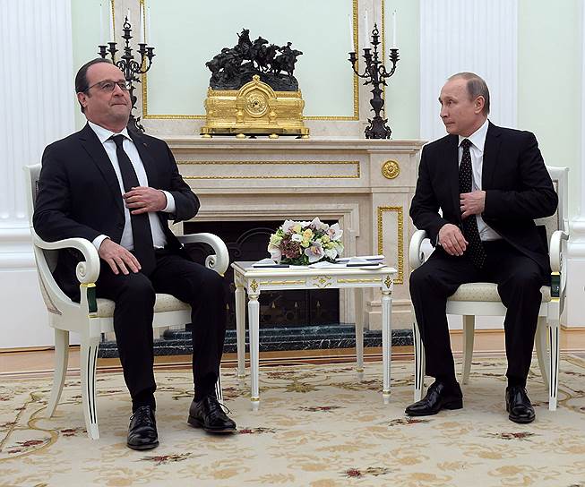 Президент Франции Франсуа Олланд (слева) и президент России Владимир Путин (справа) во время встречи в Кремле