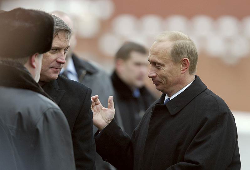 Владимир Путин попрощался с Михаилом Касьяновым (слева) вовсе не потому, что за увольнение премьера выступала &quot;Единая Россия&quot; 