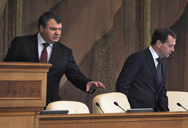 Несмотря на то что Анатолия Сердюкова (слева) назначал Владимир Путин, все реформы министра обороны пришлись на период президентства Дмитрия Медведева 
