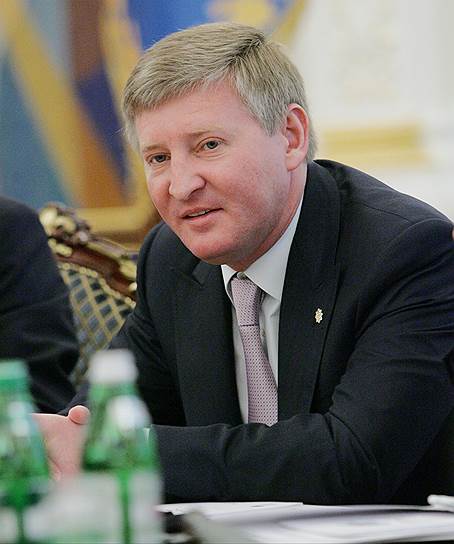 Украинские власти не исключают вариант, при котором лидер фракции &quot;Оппозиционный блок&quot; Юрий Бойко и олигарх Ринат Ахметов (на фото) возглавят районы Донецкой и Луганской областей, которые сейчас находятся под контролем ДНР и ЛНР