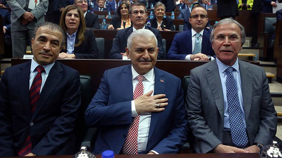 Бинали Йылдырым (в центре) возглавил правительство и правящую партию Турции