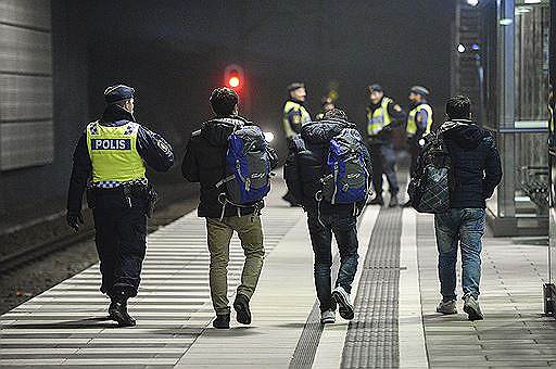 Швеция пытается остановить поток въезжающих в королевство мигрантов, ограничив их бюрократическими и финансовыми методами
