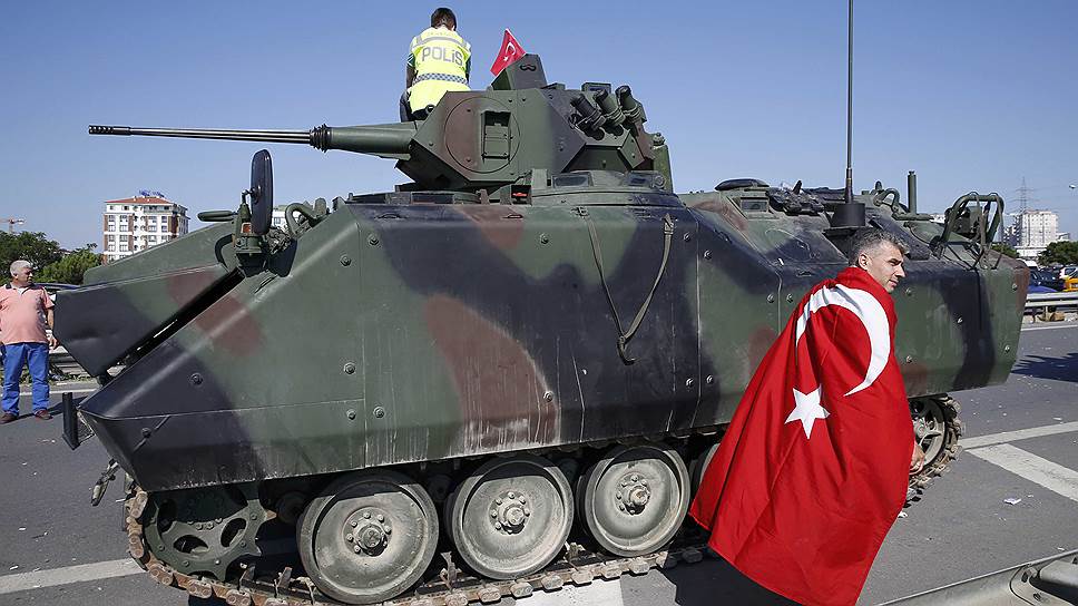 Авторитет армии в турецком обществе оставался высоким до тех пор, пока Эрдоган не взялся за чистку армейских рядов и внесение поправок в конституцию