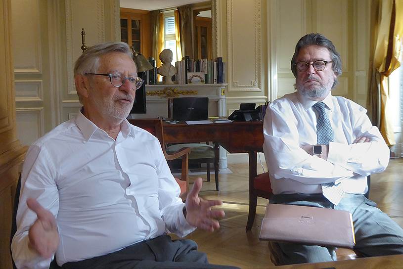 Возглавляемый Домиником Шевалье (слева) Национальный синдикат антикваров Франции еще в 2014-м решил, что биеннале, во главе которой теперь стоит Жан-Даниэль Компен (справа), должна проводиться чаще чем раз в два года