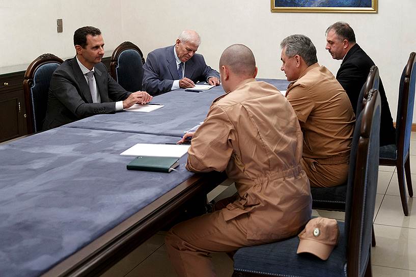 Министр обороны России Сергей Шойгу на высшем уровне пытается скоординировать действия ВКС России и сирийской армии (слева — президент Башар Асад) 
