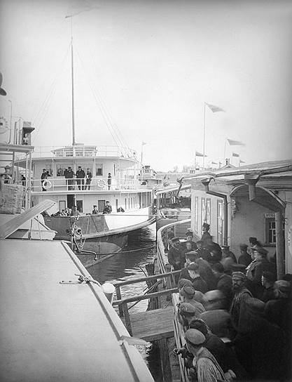 В места, где, по слухам, могла быть работа, по рекам и железным дорогам двигался нескончаемый поток отхожан