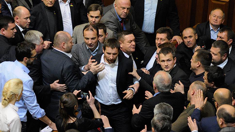 Бывший сотник Евромайдана и участник АТО Владимир Парасюк в последнее время штурмует и осаждает коллег по Верховной раде