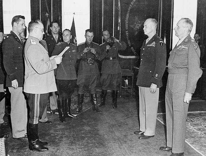 Заместитель Верховного главнокомандующего Вооруженными силами СССР маршал Жуков вручает ордена Победы верховному главнокомандующему армий союзников генералу Эйзенхауэру и главнокомандующему британскими оккупационными войсками в Германии фельдмаршалу Монтгомери, Франкфурт-на-Майне, 10 июня 1945 года
