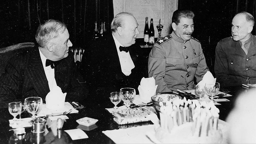&quot;Черчилль принадлежит, видимо, к числу тех деятелей, которые легко дают обещание, чтобы также легко забыть о нем&quot; (на фото — Рузвельт, Черчилль и Сталин на приеме в честь дня рождения Черчилля, Тегеран, 30 ноября 1943 года)