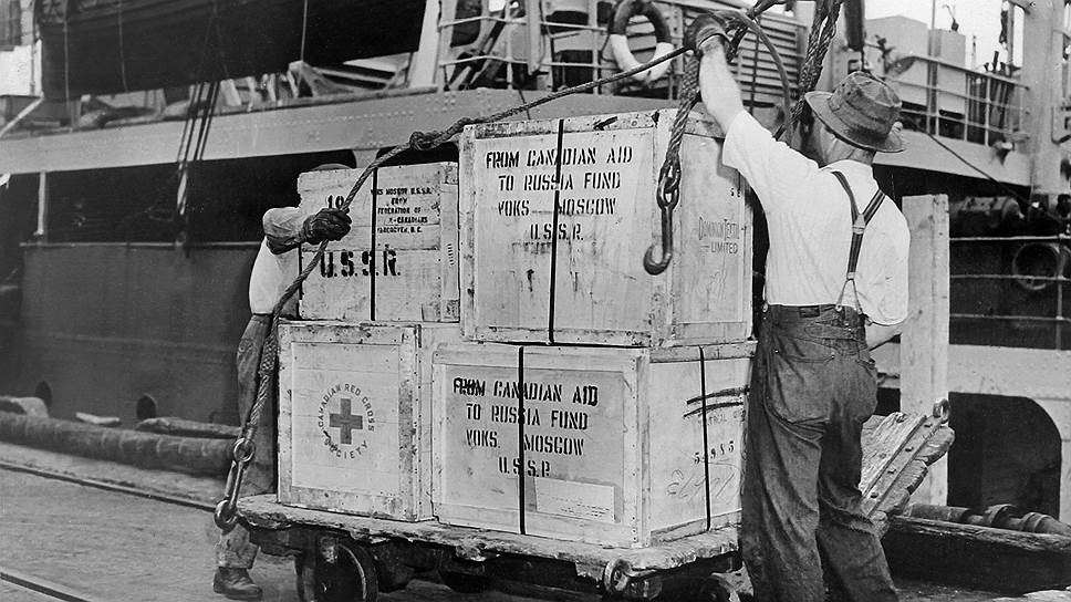 &quot;Следовало бы всемерно использовать для получения продуктов не только США, но и Канаду, где имеются очень большие запасы хлеба&quot; (на фото — погрузка грузов для СССР в канадском порту, 1943 год)