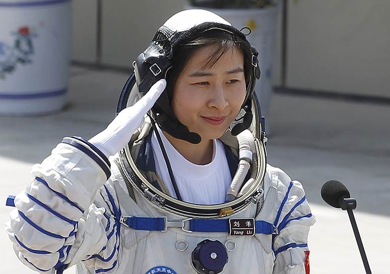 Первая китайская женщина-космонавт Лю Ян