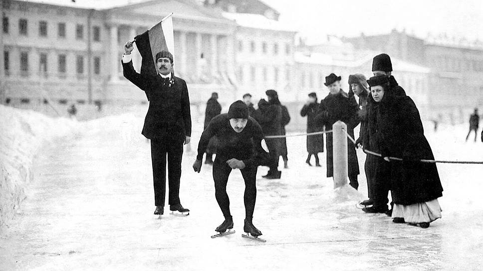 Скоростной бег на коньках пользовался огромной популярностью в Петербурге. Но первые всероссийские соревнования прошли в 1892 году в Москве