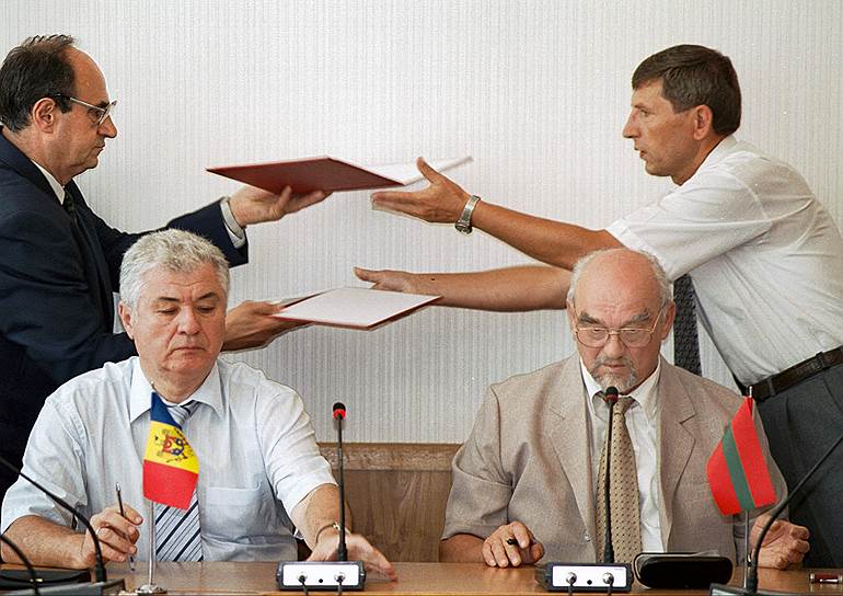 У нынешних президентов Приднестровья и Молдавии меньше разногласий и больше шансов на урегулирование давнего конфликта (на фото — президенты Игорь Смирнов (справа) и Владимир Воронин (слева), 2001 год)