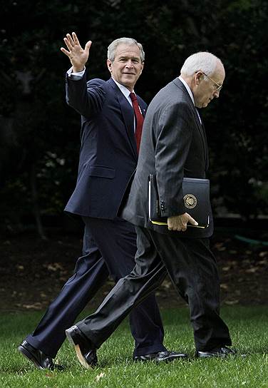 Дик Чейни (справа) был не только главным идеологом администрации Джорджа Буша-младшего (слева), но и фактически управлял страной, прячась в тени своего более яркого, но менее талантливого босса