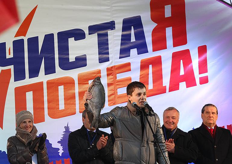 Бывший депутат Государственно Думы Максим Мищенко (в центре)