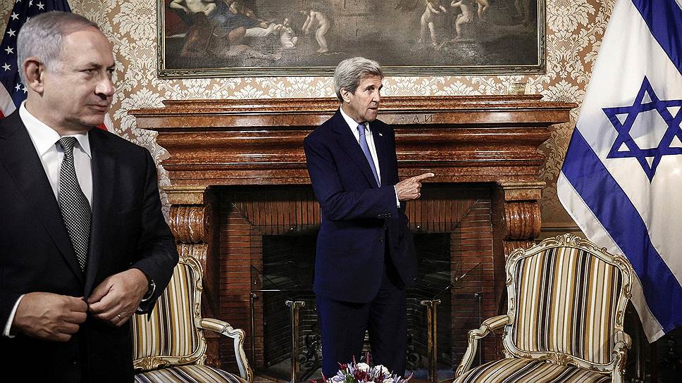 Предыдущая американская администрация в лице Джона Керри (в центре) безуспешно пыталась привнести мир в отношения между Израилем и Палестинской автономией: Биньямин Нетаньяху (слева) в ответ на эти усилия успешно тянул время